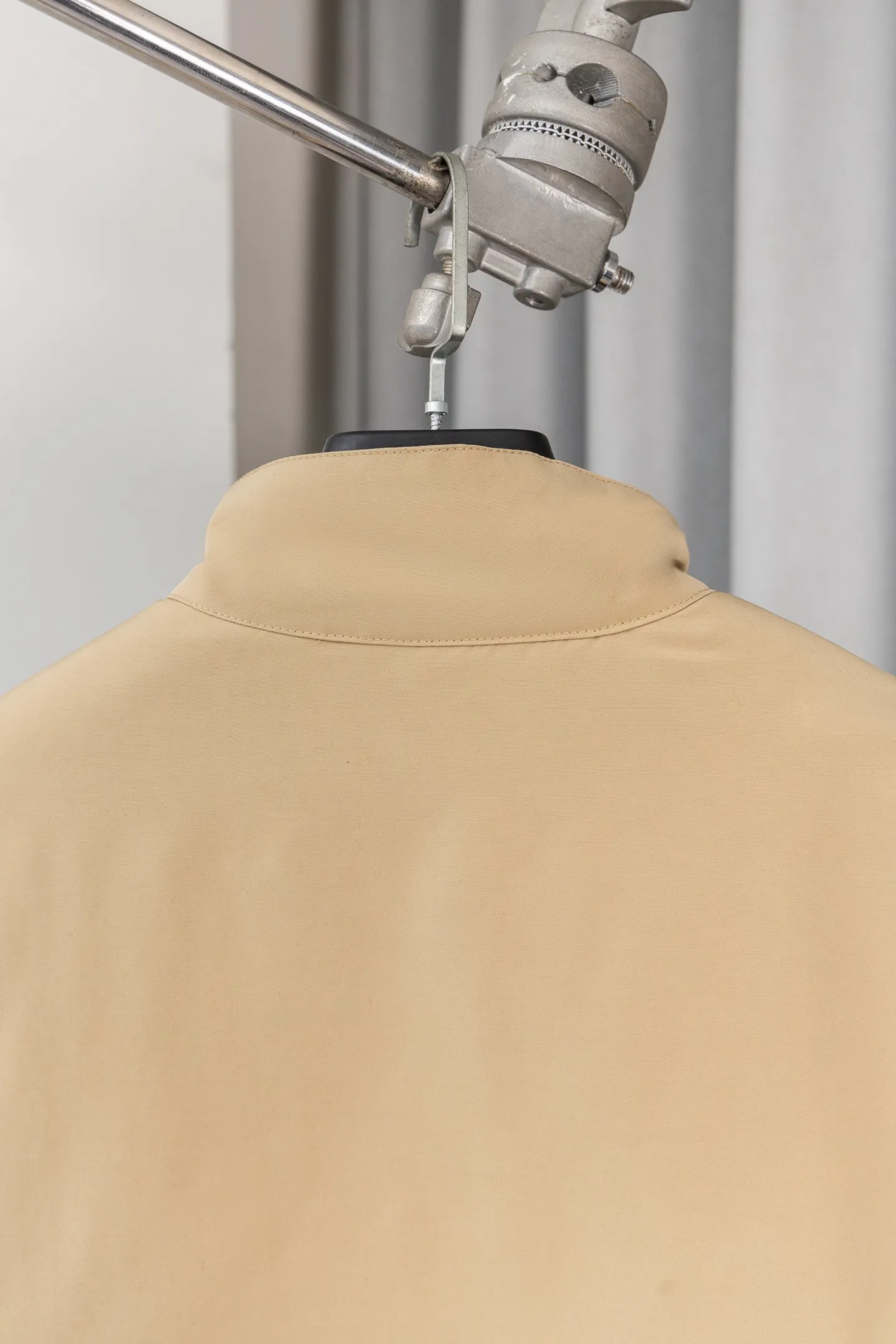 P370 Model number: M038 Rah Lauren Harrington classic unisex old cadre zipper jacket cotton-padded jacket Yi Mengling's same style. Recommended by many fashion bloggers. The Harrington jacket's lapel zipper windproof design perfectly blends casual style with street trend elements, making it very suitable for neutral wear. The fabric texture of the jacket is excellent and comfortable to wear. It is a very versatile and trendy jacket. Original development, 100% pure cotton fabric, exquisite embroidery, evergreen style for all seasons, feel free to buy it, retro will never go out of style!  Color: Khaki Black Navy Size: S-XL
